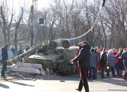 Жители Константиновки устроили беспорядки возле военного общежития и перевернули машину ГАИ