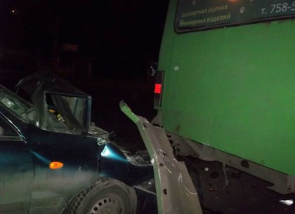 На перекрестке 50/50 иномарка «догнала» автобус: есть пострадавшие (ФОТО)