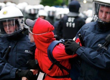 При усмирении беспорядков во Франкфурте ранения получили десятки полицейских