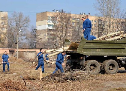 Харьковские военные выходили на субботник (ФОТО)