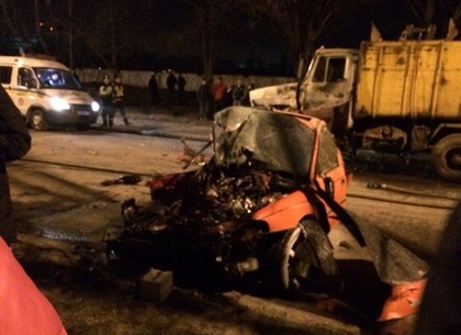 На Пушкинской Subaru врезался в мусоровоз: водитель погиб под колесами следующего авто (ФОТО, ВИДЕО)