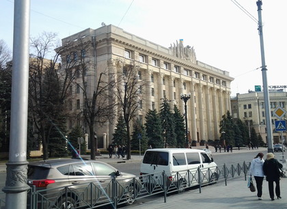 Байка о том, как Харьковскую облгосадминистрацию выкрасили в красный цвет (ФОТО)