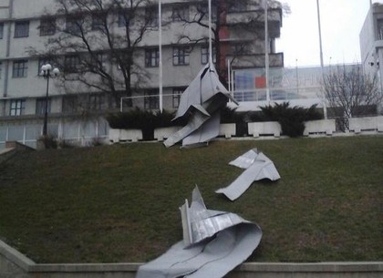 Ураган в Харькове срывал металлические листы с крыш, валил деревья и рвал провода (ФОТО)