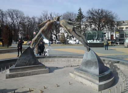Памятник влюбленным в Харькове… разделил влюбленных (ФОТО)