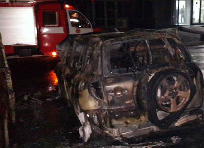 Взрыв авто в центре Харькова: полностью сгорели четыре машины (Обновлено, ВИДЕО, ФОТО)