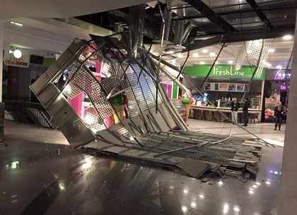 В одном из торговых центров на Салтовке ночью рухнул потолок (ФОТО)
