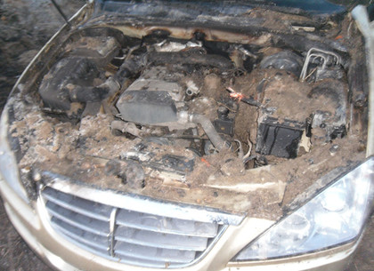 На Харьковщине мужчине сожгли авто за неправильную парковку