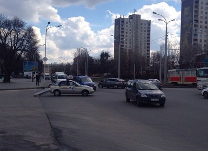 В районе «Металлиста» автомобиль Госохраны столкнулся с легковушкой: есть пострадавшие (ФОТО)