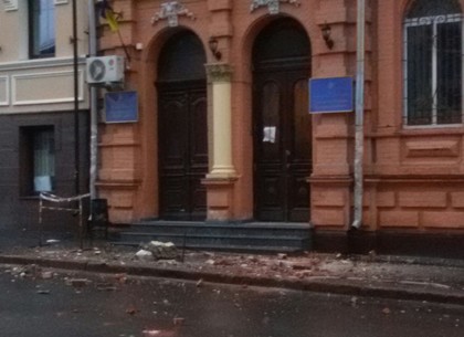 Со здания областного ОВИРа в Харькове на тротуар рухнула штукатурка (ФОТО)
