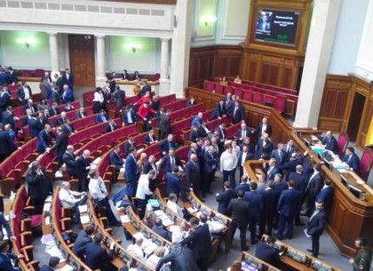 Трибуна Верховной Рады заблокирована: депутаты требуют расследовать повышение коммунальных платежей