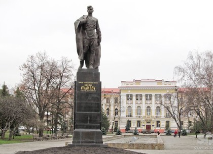В Харькове за ночь снесли три памятника коммунистическим деятелям (ВИДЕО)