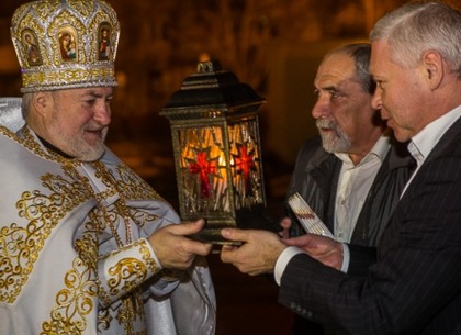 Благодатный огонь привезли во все храмы Харькова
