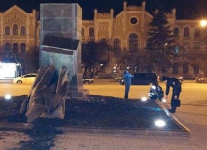 Харьковский скульптор назвал тех, кто сносит памятники, варварами