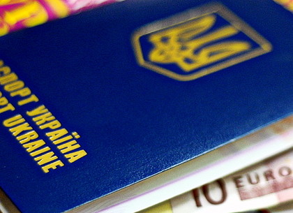 В Харькове в миграционную службу стоят огромные очереди за загранпаспортами (ВИДЕО)
