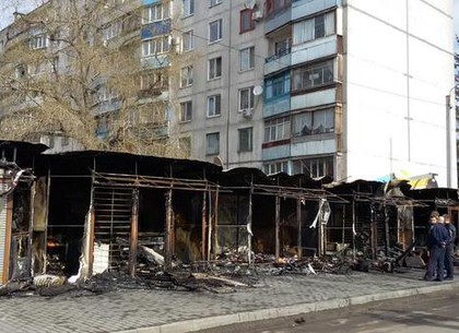 В районе проспекта Маршала Жукова ночью сгорели торговые павильоны (ФОТО)