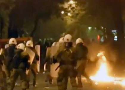 Греческие анархисты чуть не сожгли центр Афин (ВИДЕО)