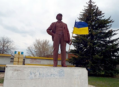 В Станице Луганской «упал» памятник Ленину