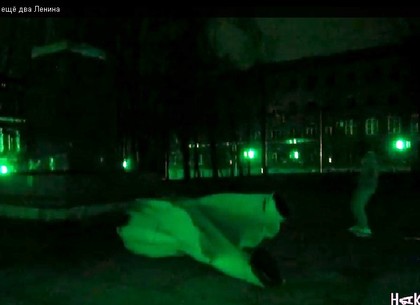 Молодчики в масках снесли еще два памятника Ленину в Харькове (ВИДЕО)