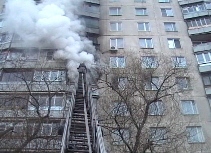 Пожар в шестнадцатиэтажке на Корчагинцев: спасатели эвакуировали три десятка человек (ФОТО)