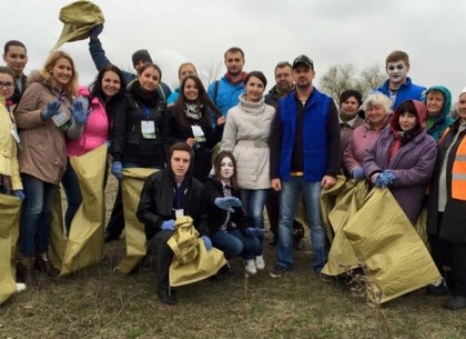 Молодежь собрала в Савкином яру сотни мешков мусора. В планах - создание парка и музея Сковороды (ВИДЕО)