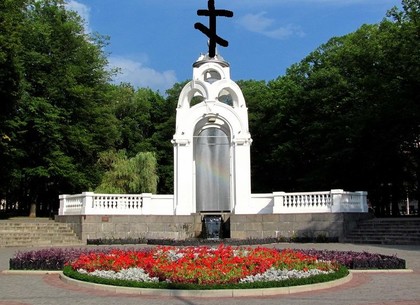 #Городкрестов: харьковчане активно фотожабят кресты на памятниках (ФОТО)