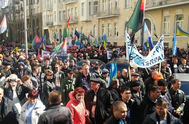 Митинг шахтеров в Киеве: горняки требовали зарплату и не покупать уголь за рубежом (ВИДЕО)