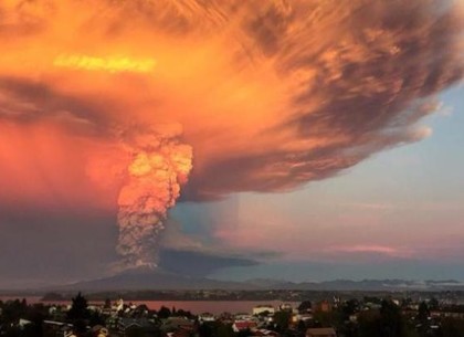 Извержение вулкана в Чили оставило без крова четыре тысячи человек (ВИДЕО, ФОТО)