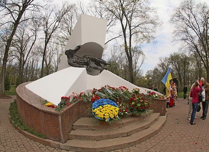 Возложение цветов к памятнику жертв Чернобыльской катастрофы