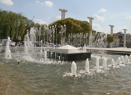 В Харькове запустили фонтаны. Зеркальная струя - на реконструкции
