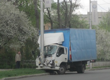 В районе ХАИ грузовик протаранил столб