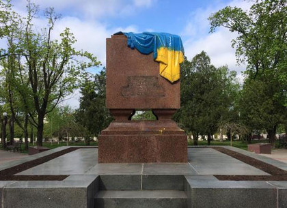 В Харькове вандалы повредили монумент в сквере «Вечный огонь» (ФОТО)