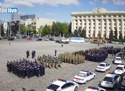 На площади Свободы сотни харьковских милиционеров репетируют развод (ФОТО)