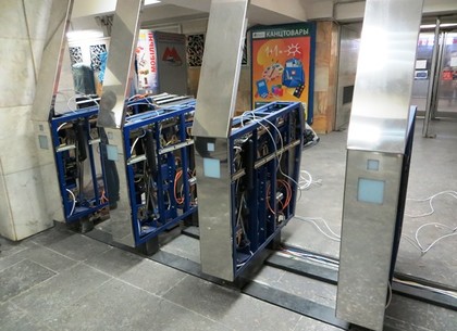 На станции метро «Проспект Гагарина» устанавливают современные турникеты (ФОТО)