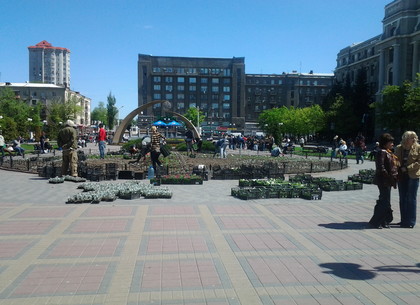 6 мая высадили цветы перед Южным вокзалом в Харькове (ФОТО)