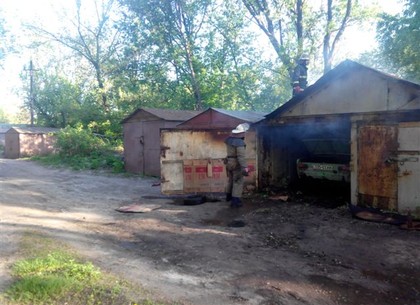 В Харькове горели гаражи. Пострадали три машины