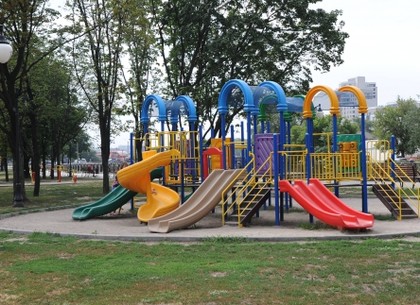 В Харькове устанавливают новые детские площадки