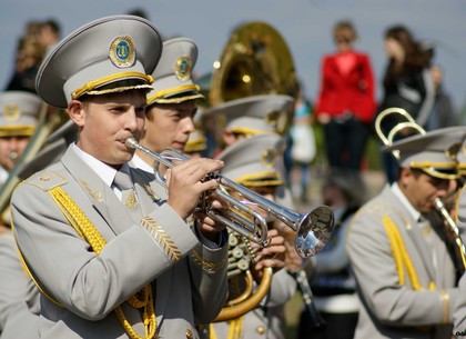 Парад оркестров на День Победы отменили, но концерт у ХНАТОБа состоится