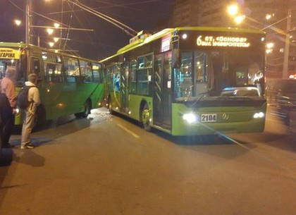 Ночью возле метро «проспект Гагарина» столкнулись маршрутка и троллейбус (ФОТО)