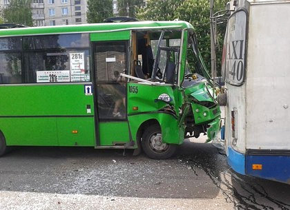 На Салтовке в районе перекрестка «50 на 50» маршрутка врезалась в троллейбус: четверо пострадавших