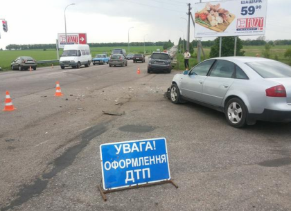 На выезде из Харькова столкнулись три иномарки (ФОТО)
