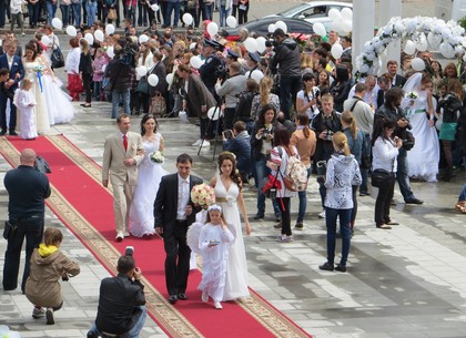 Рекордная свадьба в центре Харькова: 48 молодоженов обменялись кольцами и хором сказали «Да!» (ФОТО)