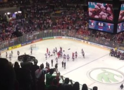 Российские хоккеисты развернулись и ушли с церемонии награждения после финала ЧМ по хоккею (ВИДЕО)