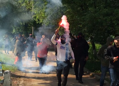 Адвокат Кернеса, в которого бросили яйцами, намерен судиться с активистами