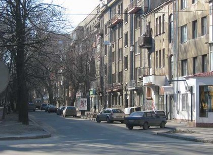 На одной улице в центре Харькова висят разные таблички с именем самой улицы (ФОТО)