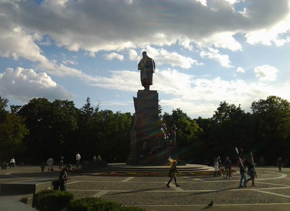 Памятник Шевченко стоит совсем не в том месте, где его планировали поставить (ФОТО)