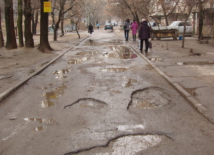 В Харькове приступили к ремонту дюжины внутриквартальных дорог