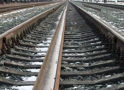 Смерть на железной дороге: женщина перебегала через пути, пьяный мужчина уснул на рельсах