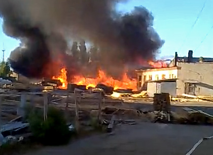 На Безлюдовке – крупный пожар: горят склады с древесиной (ФОТО, ВИДЕО)