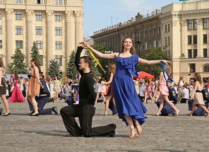 Рекордный «Харьковский вальс» на площади Свободы