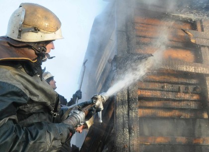 Харьковчанин обгорел, пытаясь потушить соседский пожар